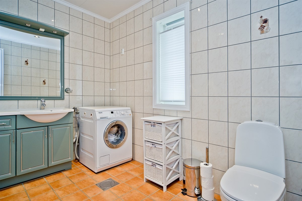 Gulvmontert toalett og varmekabler i gulv. Galleribilde