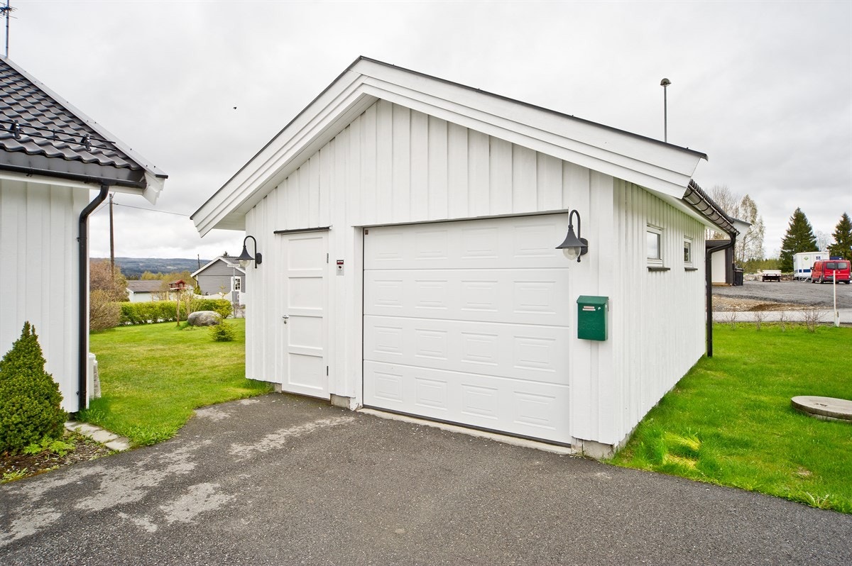 Garasje med leddport og egen dør. Galleribilde