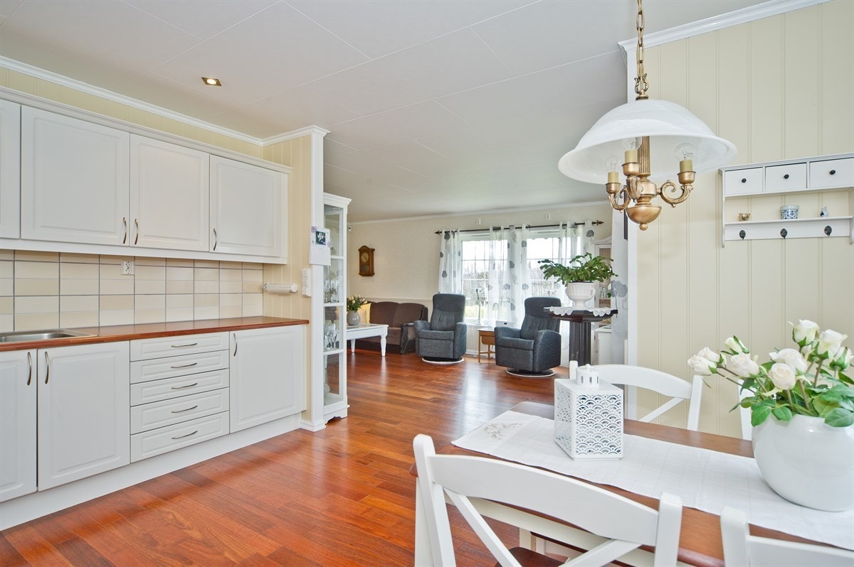 Åpen løsning mellom kjøkken og stuen. Galleribilde