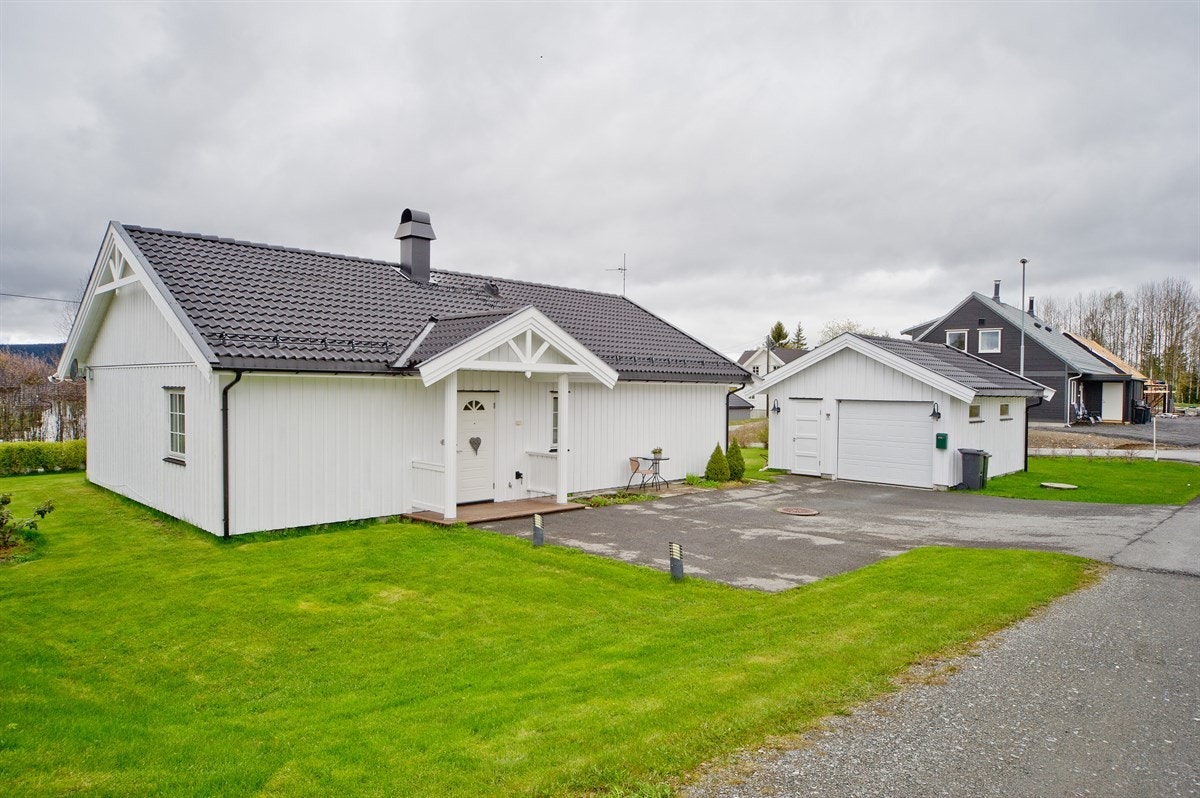 Flat plen rundt hele boligen. Galleribilde