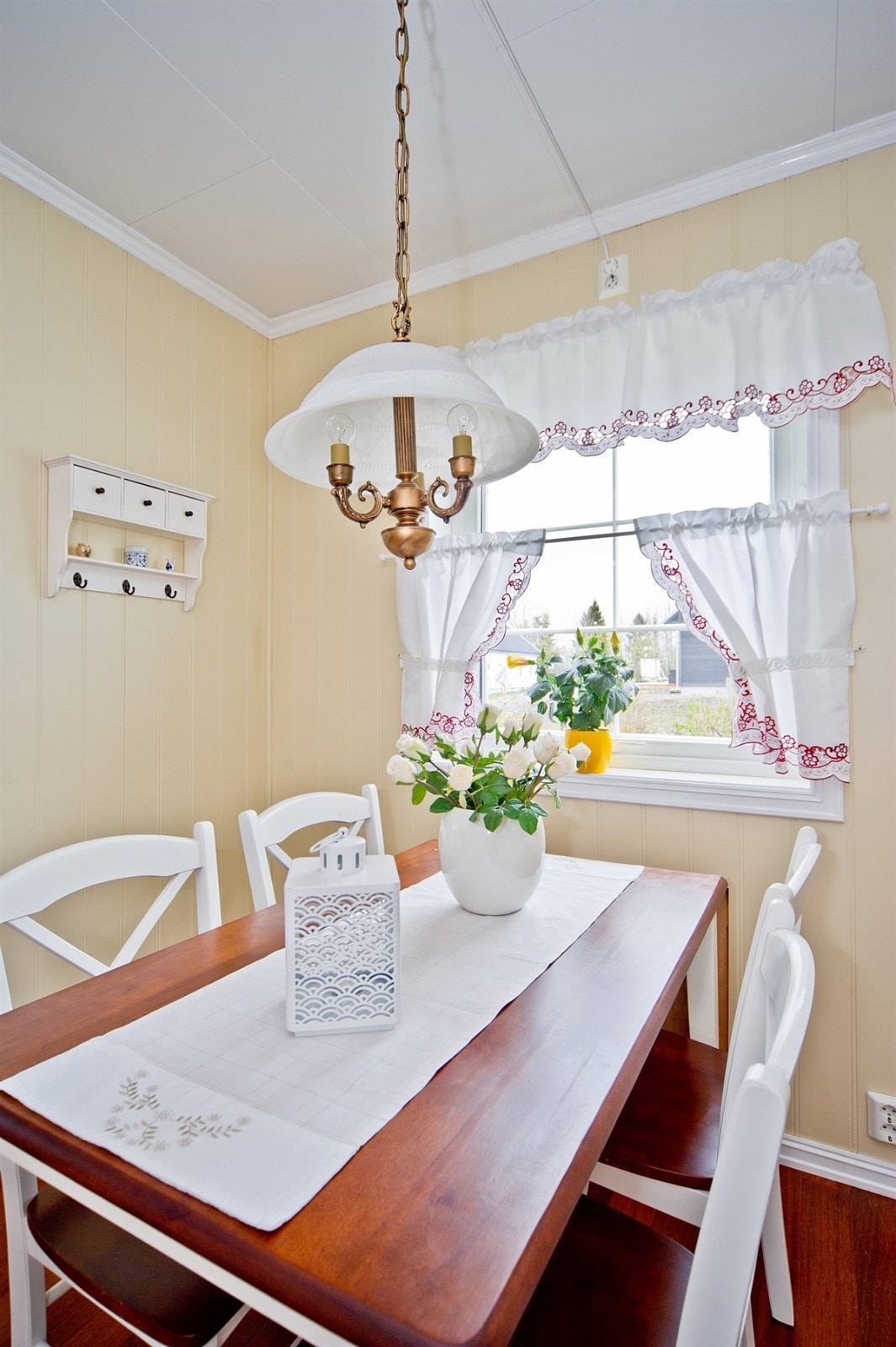 God plass til spisegruppe ved kjøkkenvinduet. Galleribilde