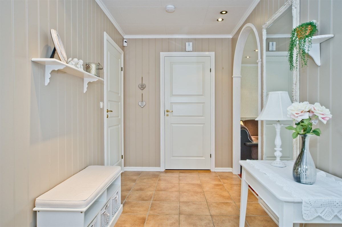 Lys og koselig entrè med varmekabler i gulv og skyvedørsgarderobe. Galleribilde