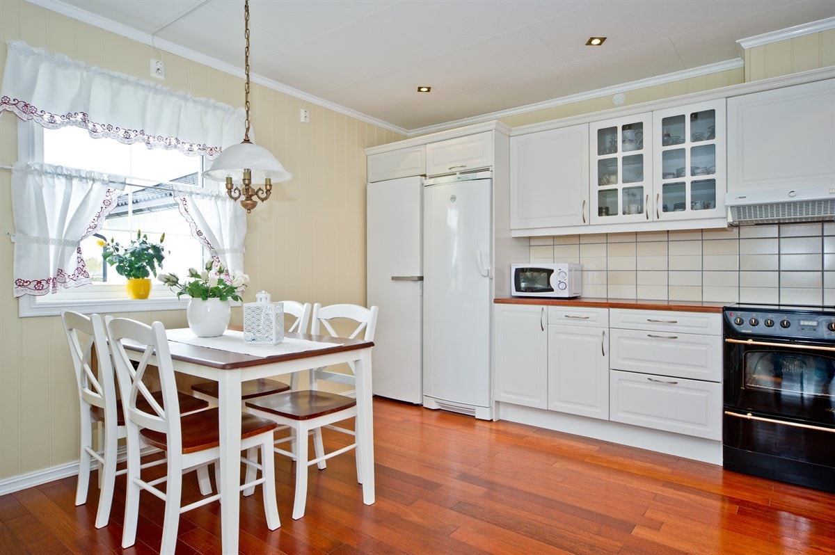 Kjøkken med spiseplass. Galleribilde