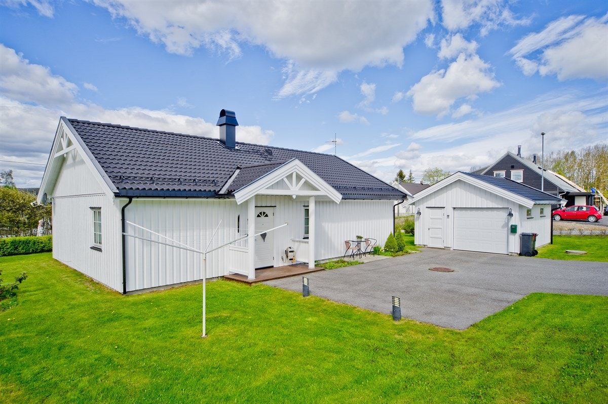 Asfaltert gårdsplass. Galleribilde