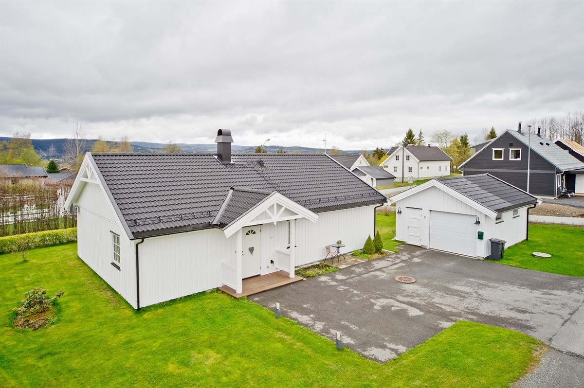 Helt flat tomt og lettstelt hagearealer. Galleribilde