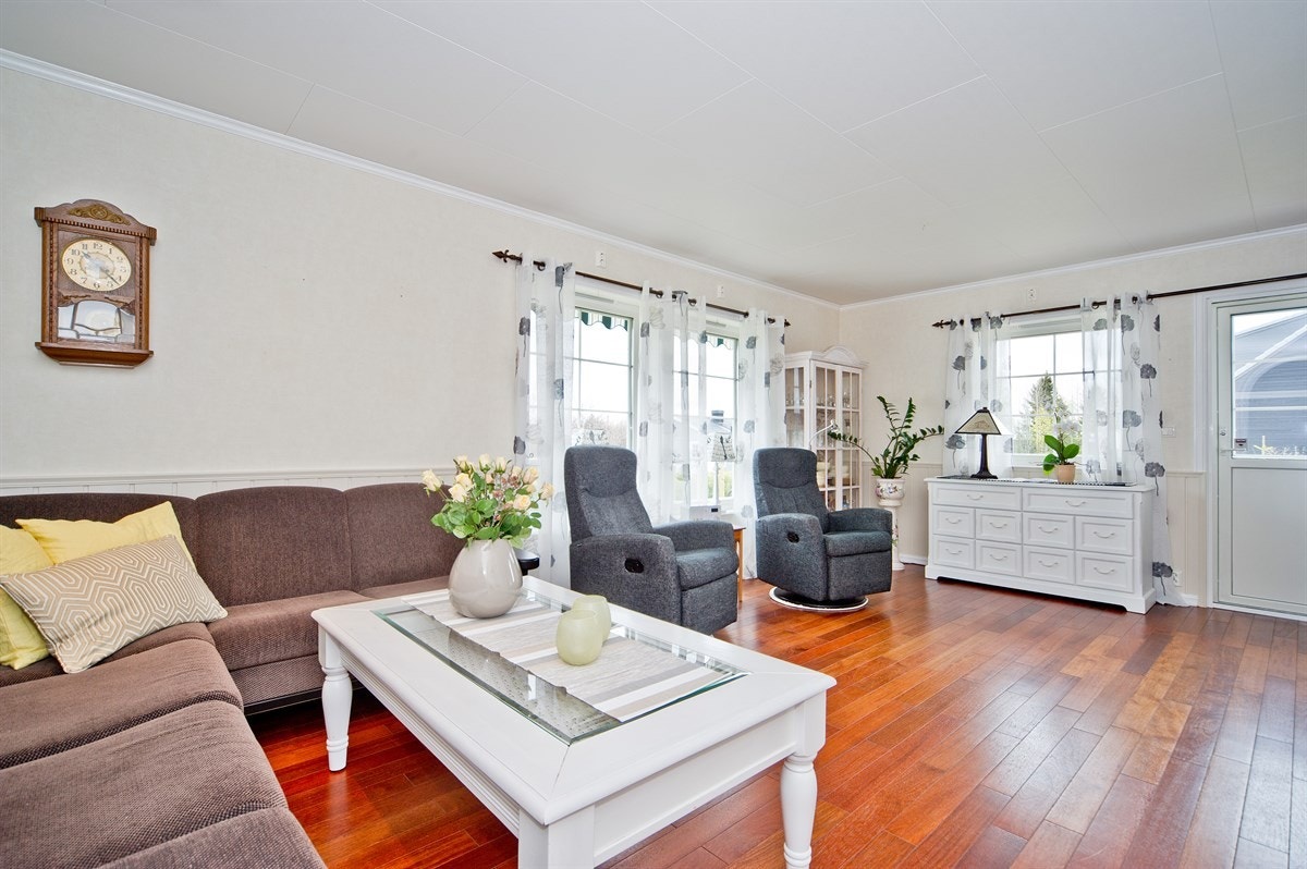 Store vinduer gir godt med lys i stuen. Galleribilde