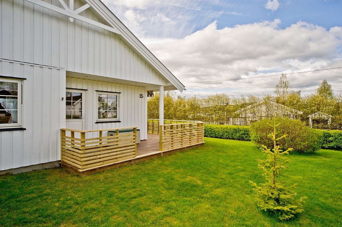 Terrasseplatting med nytt rekkverk. Utgang til hage fra terrasse. Galleribilde