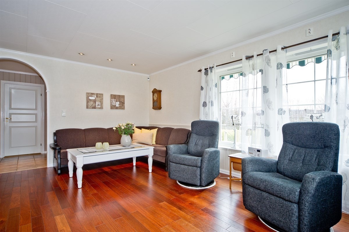 Stue med parkett og varmekabler. Galleribilde