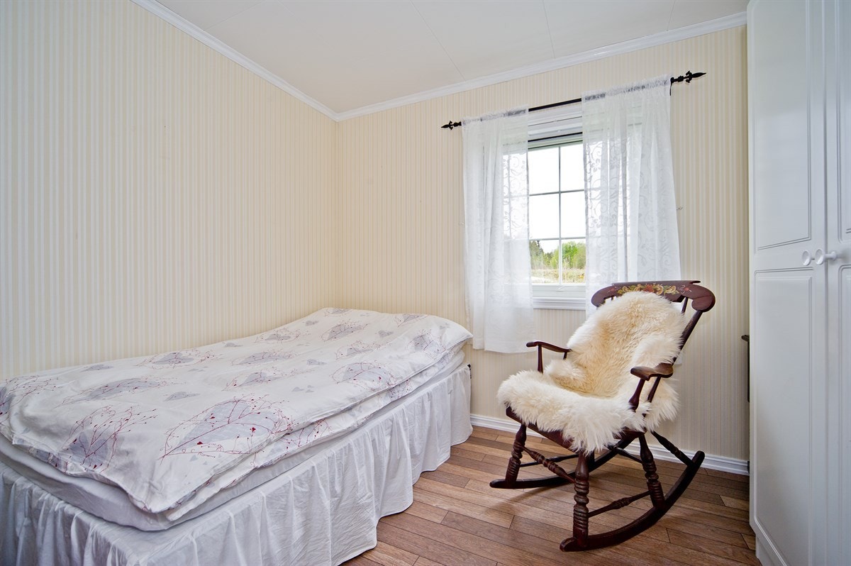 Soverom med lyse vegger og garderobeskap. Galleribilde