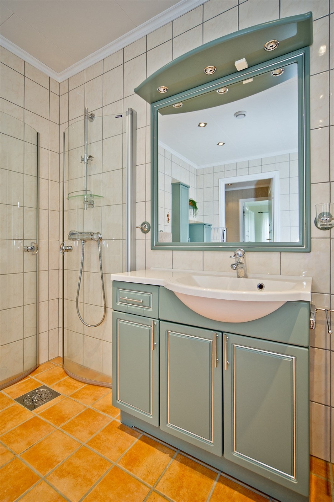 Innredning med spoter over speil og heldekkende servant. Galleribilde