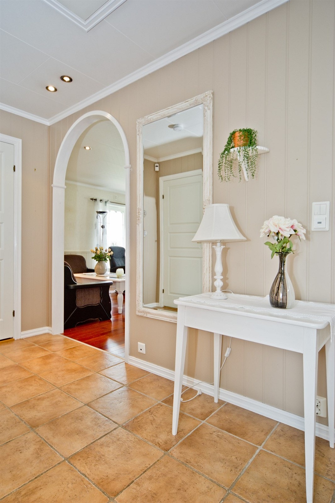 Inngang til stuen fra entrè. Galleribilde