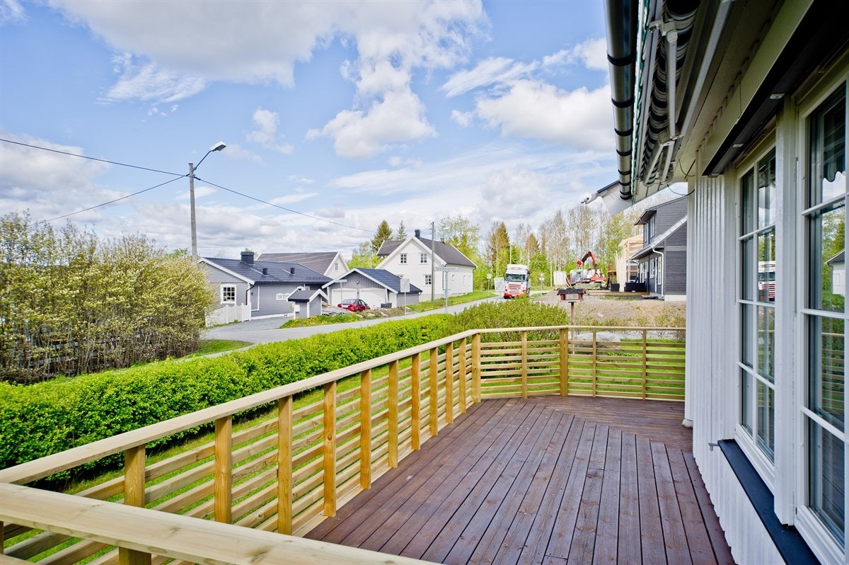 Romslig terrasse med nytt rekkverk. Galleribilde