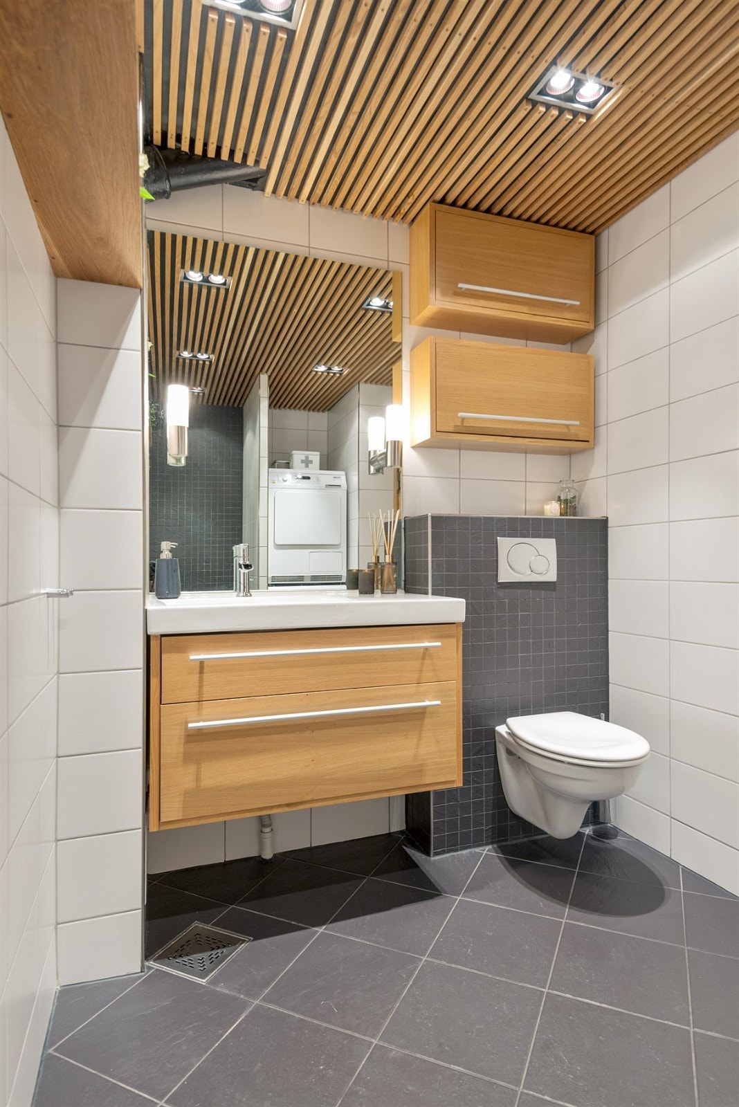 Himling med firkantpofiler i eik og innfelte downlights. Galleribilde