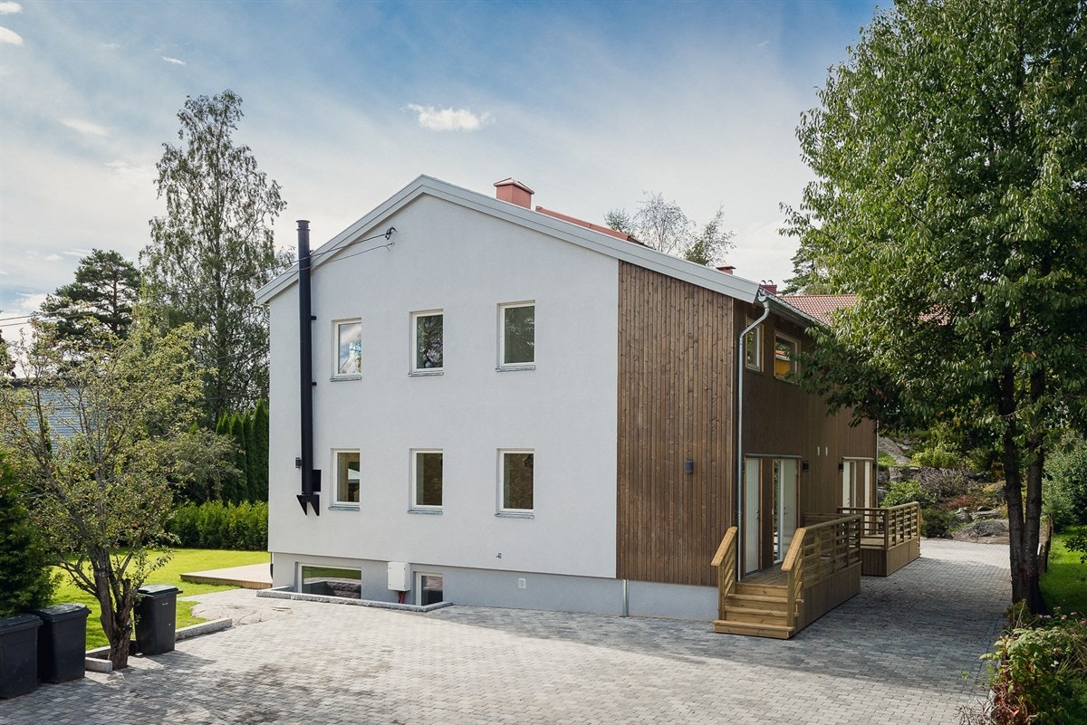 Parkering på stensatt gårdsplass. Galleribilde