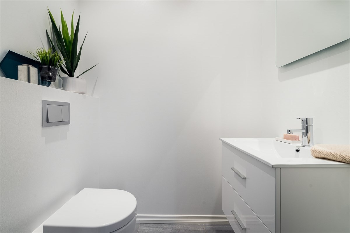 Ytterst ved entréen ligger også etasjens separate toalettrom med moderne innredning. Galleribilde