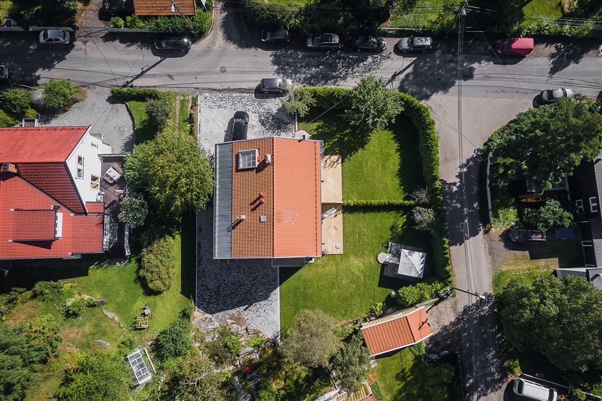 Leiligheten utgjør tomannsboligens østre halvdel, inkluderer tre etasjer og er helt nylig renovert i sin helhet. Galleribilde