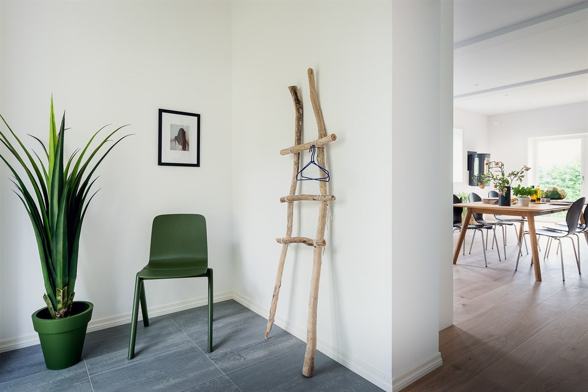 Entréen møter deg med god bevegelsesflate, moderne og kvadratiske, store fliser på gulvet og plass til garderobeskap til yttertøyet. Galleribilde