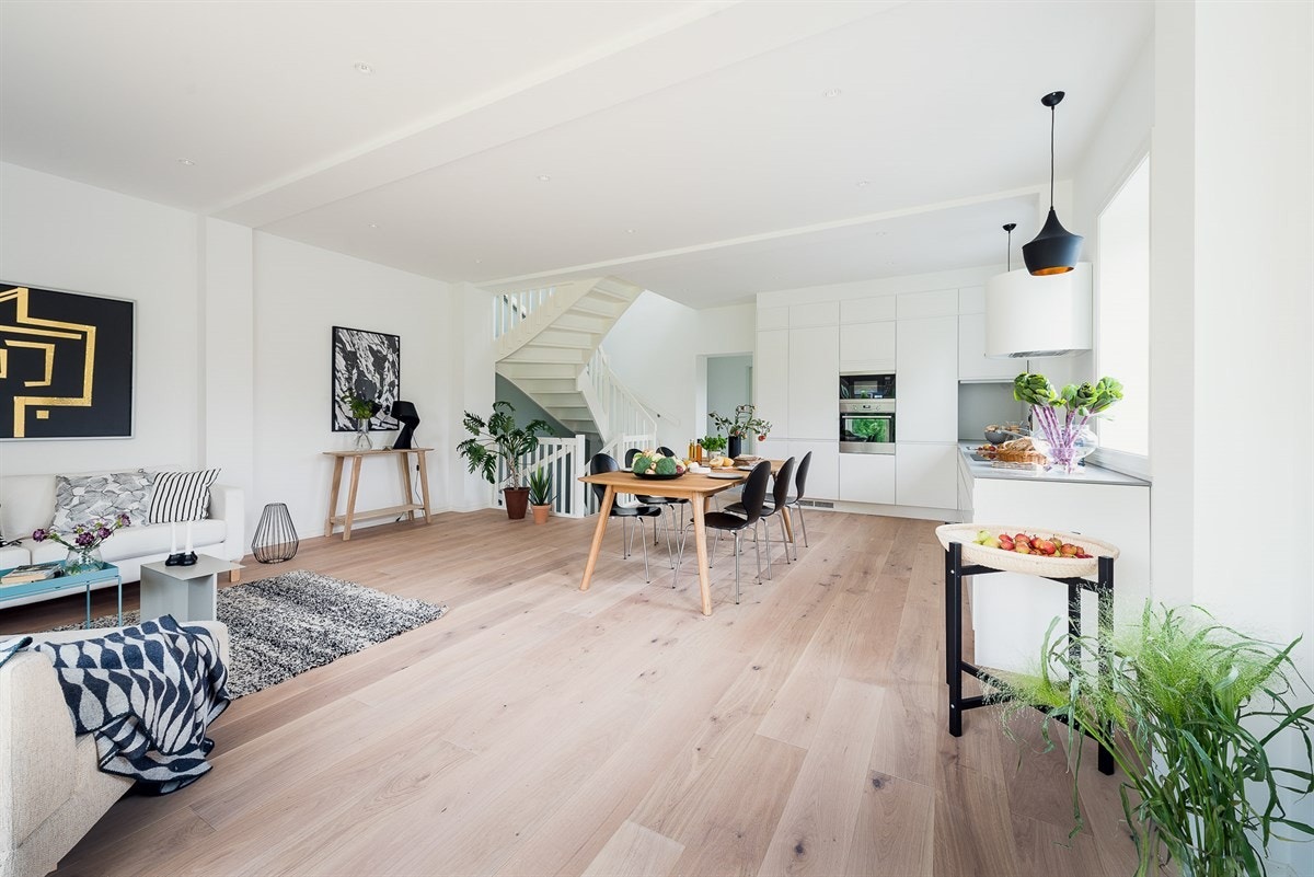 På gulvet ligger bred 1-stavs parkett med en gylden og lun overflate som utgjør en riktig kombinasjon mot de ellers hvitmalte flatene. Galleribilde