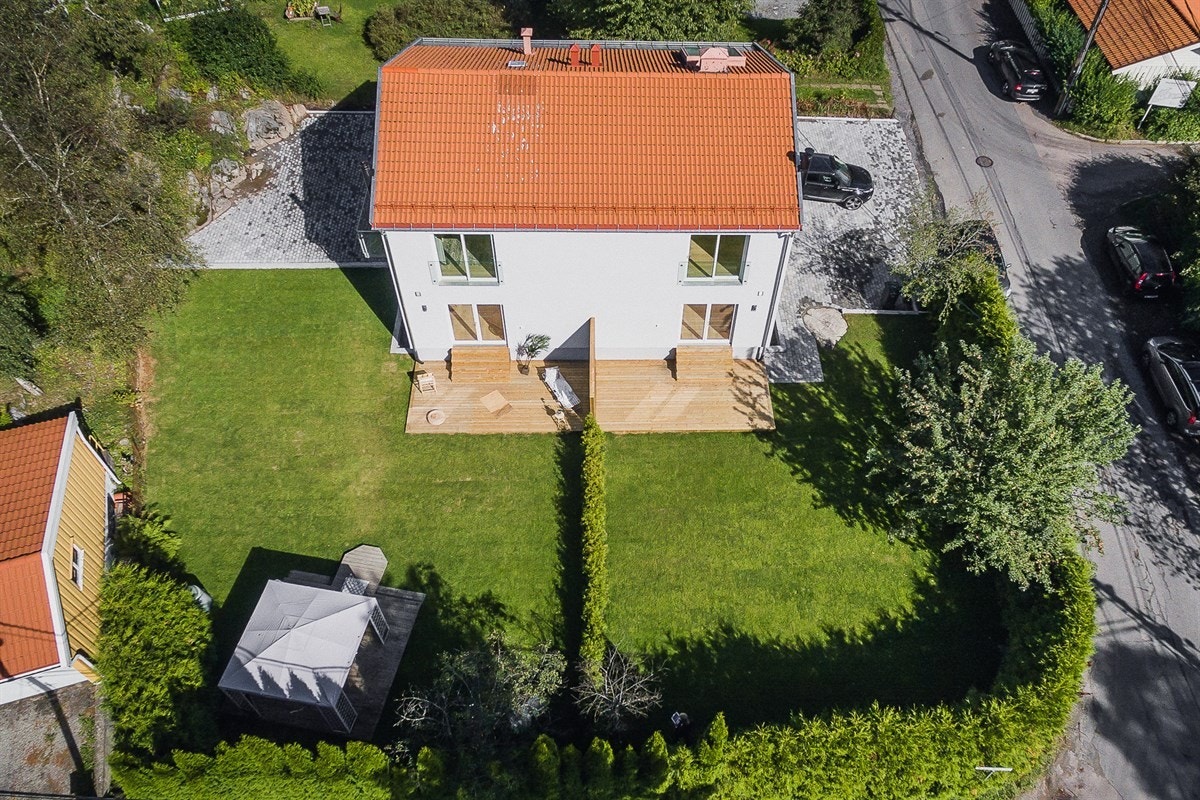 Hagen er i seg selv flat og lettstelt, og et skjermet sted barna kan boltre seg på med oppsyn innenfra. Galleribilde