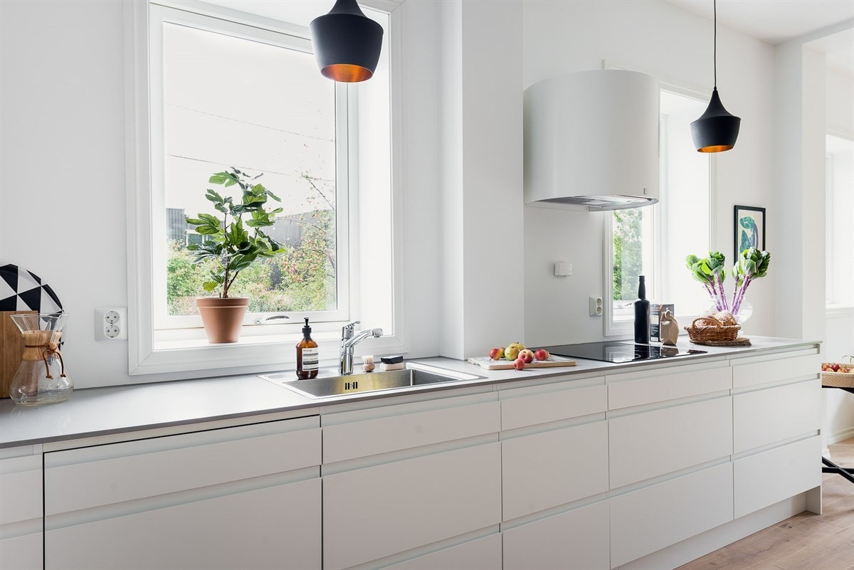 Kjøkkeninnredningen er fra Luna Kjøkken og påkostet med polert steinplate på benkene og innbyggede hvitevarer fra kvalitetsprodusenten Electrolux. Galleribilde