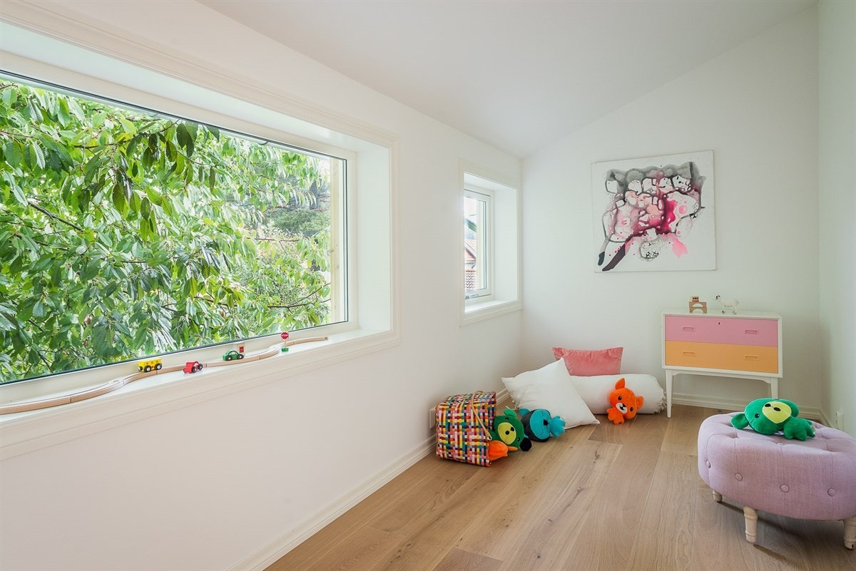 Soverommene har hvert sitt eget uttrykk og romfølelse gjennom ulike areal og fasonger, skrånende himling, høye eller brede vindusflater. Galleribilde