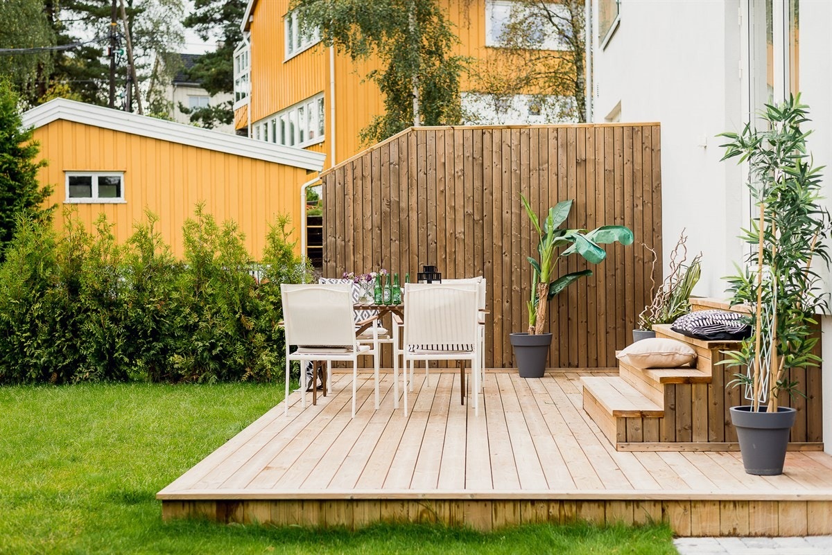 Hagen er i seg selv flat og lettstelt, og et skjermet sted barna kan boltre seg på med oppsyn innenfra. Galleribilde