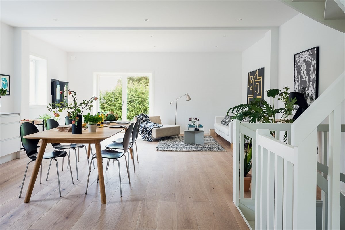 Denne leiligheten er et elegant hjem å invitere gode venner hjem til, men også et komfortabelt hjem for familien i hverdagen. Galleribilde