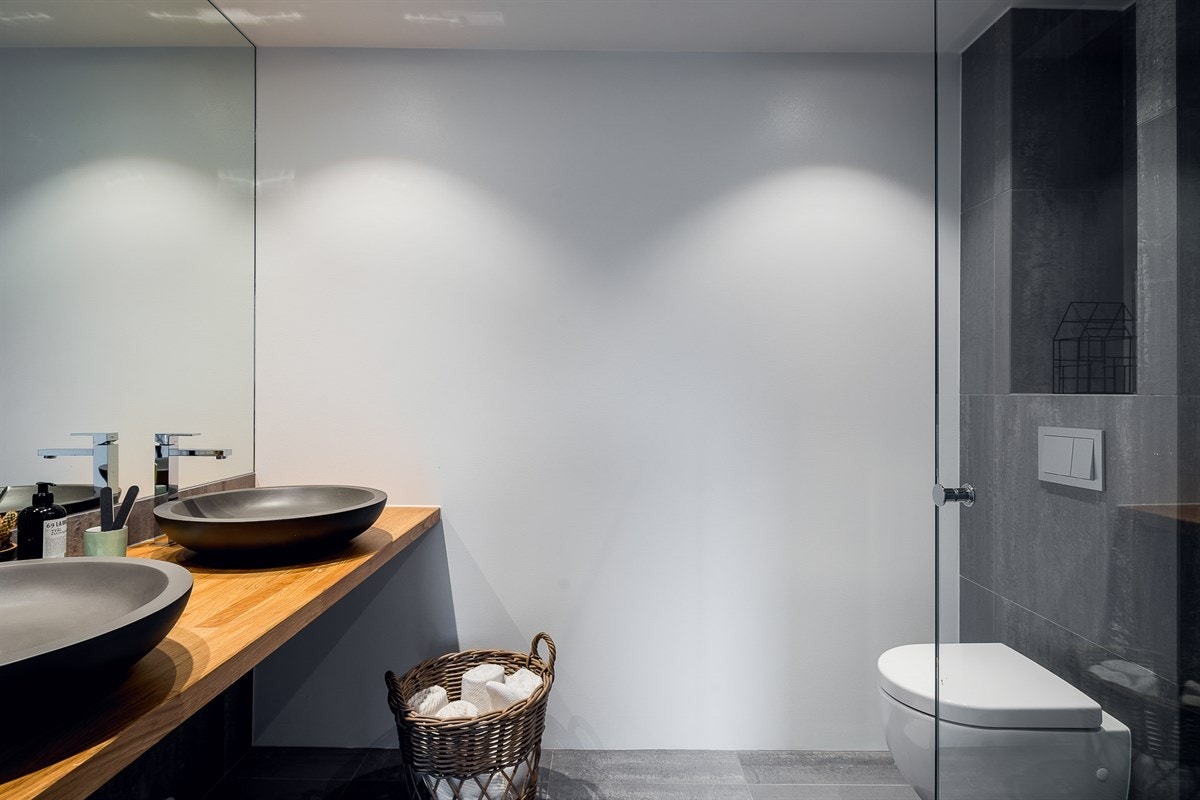 Badet er et stilig sted det er lett å tilbringe tid ved, der interiøret er både røft og elegant med glassdører som omringer dusjhjørnet. Galleribilde