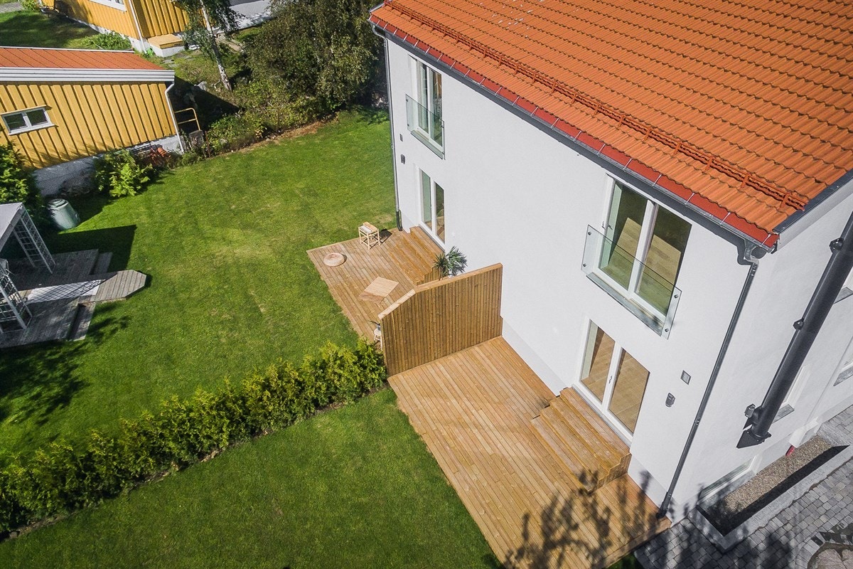 Fra stuen kan du enkelt rusle videre ut til terrassen og hagen, begge utmerkede steder å oppleve gode sommerdager i fredelige omgivelser. Galleribilde