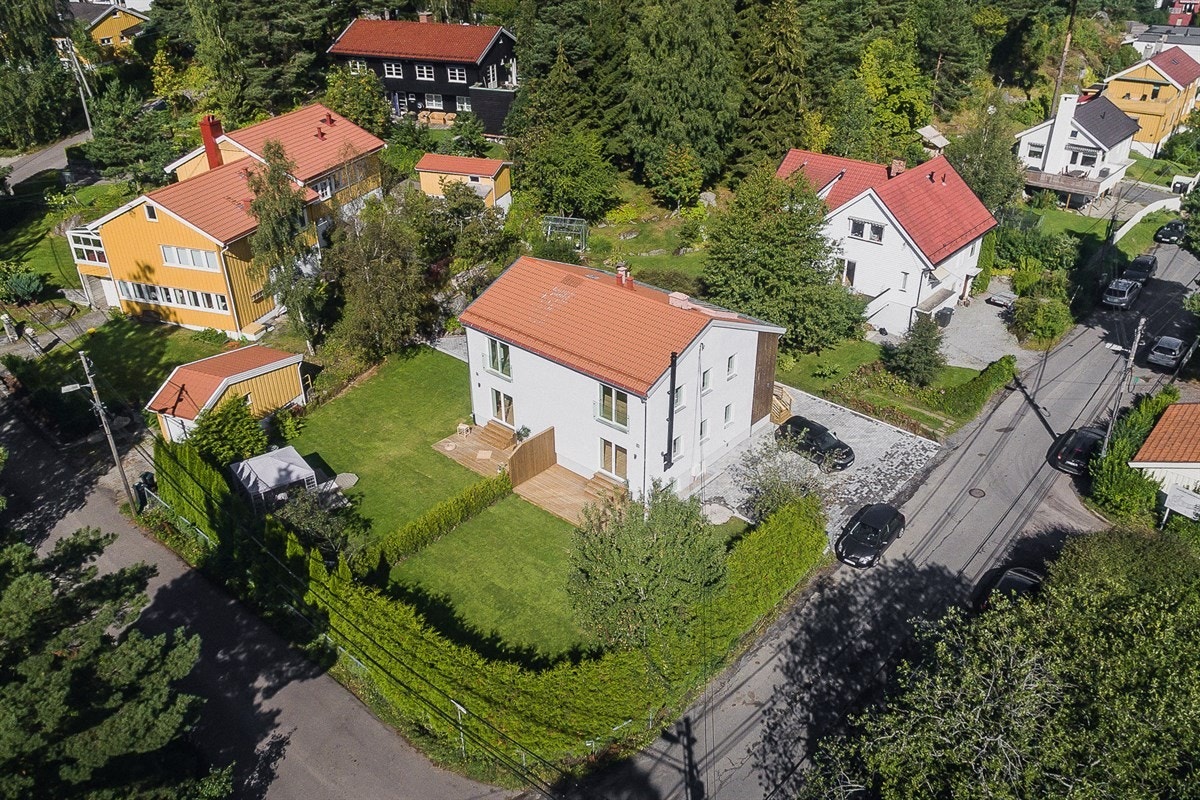 Terrassen er delt mot sidenabo, orientert mot syd og byr på gode solforhold sommerstid. Flytt rett inn og nyt hverdagen med familien i fredelige omgivelser og alt du trenger til hverdagen lett tilgjengelig rett i nærheten. Galleribilde