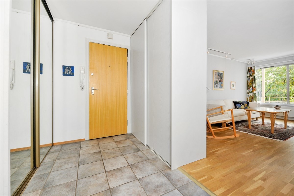 Entre med to skyvedørsgarderober Galleribilde