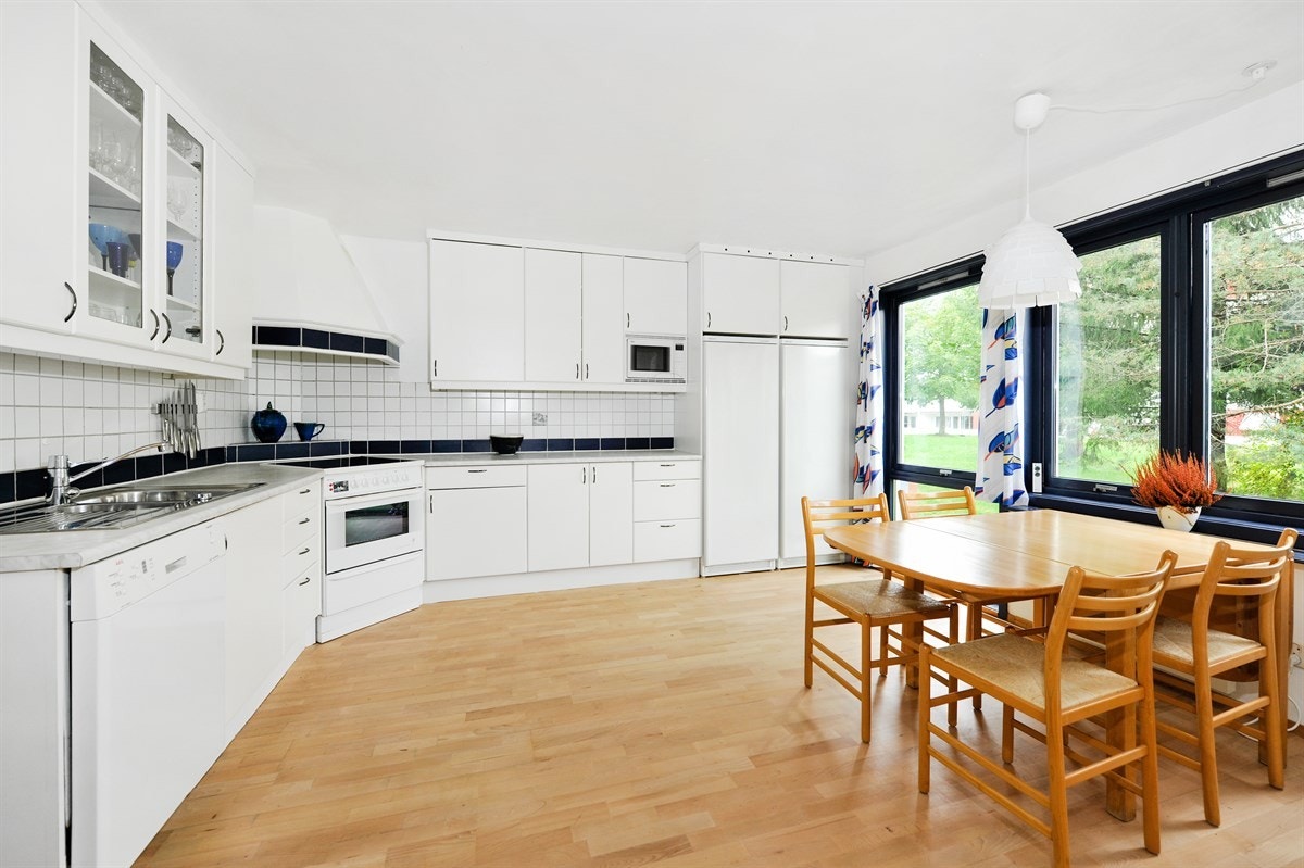 Stort kjøkken med innholdsrik innredning Galleribilde