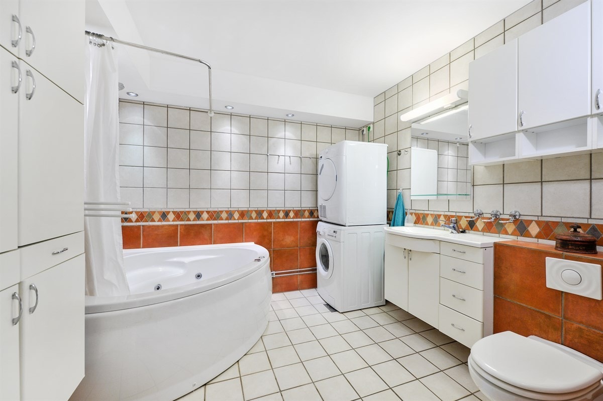 Stort bad med hjørnebadekar. Galleribilde