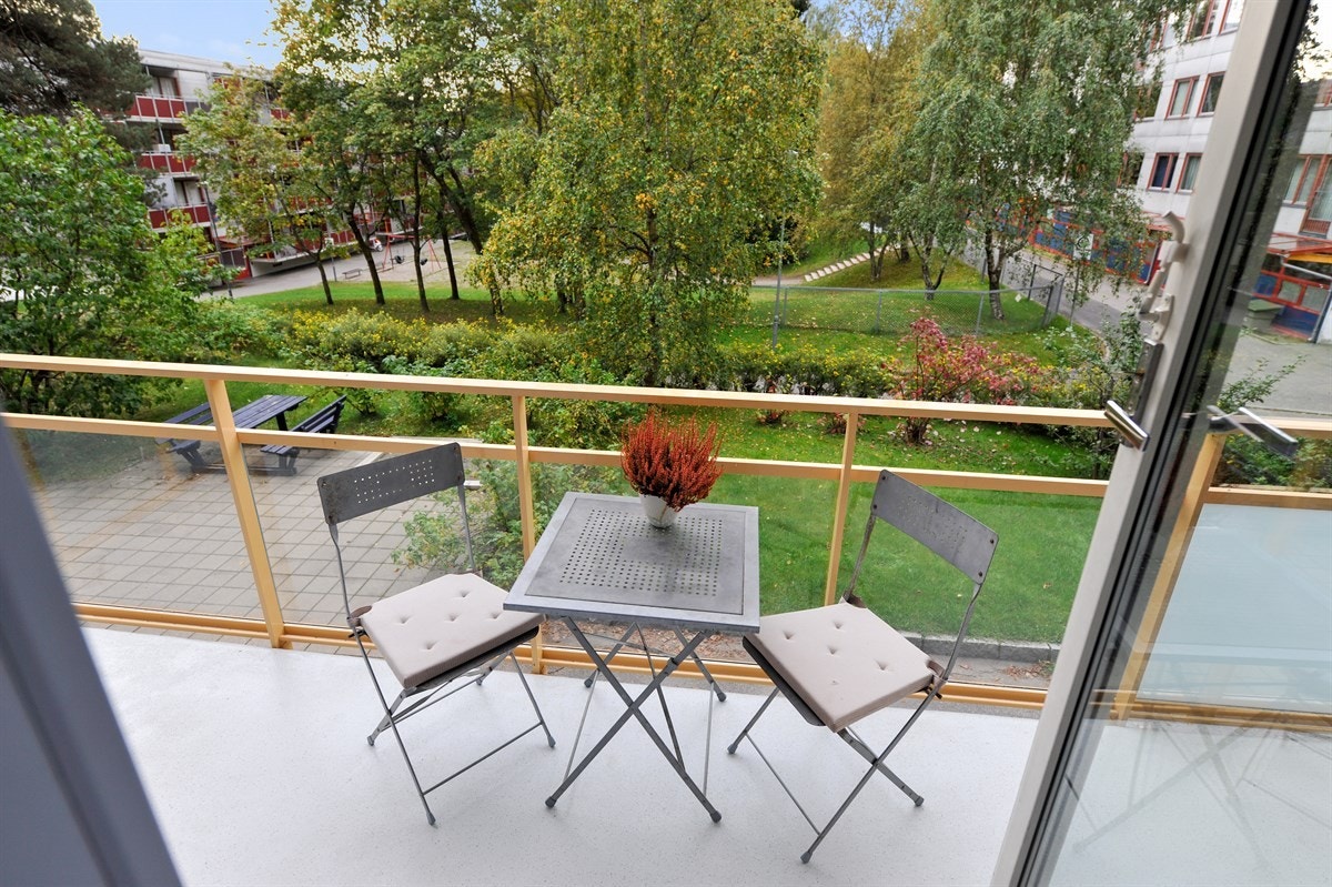 Grønn utsikt til fint opparbeidede fellesarealer. Galleribilde