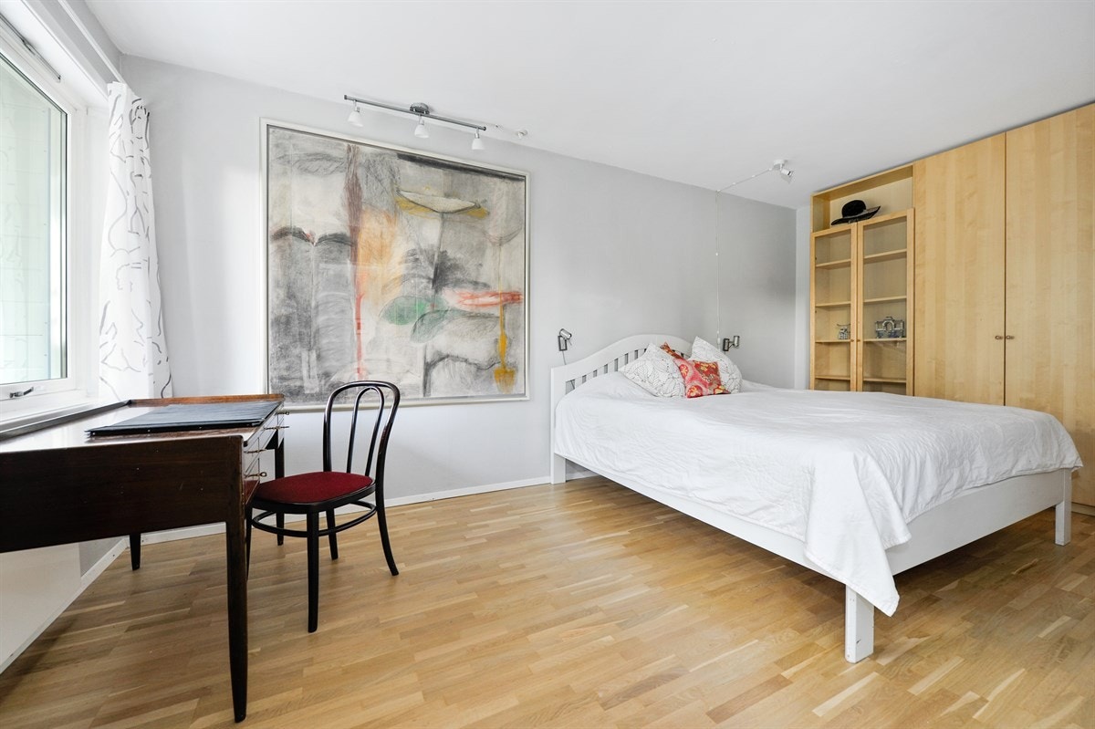 Soverom med god plass til kontor Galleribilde