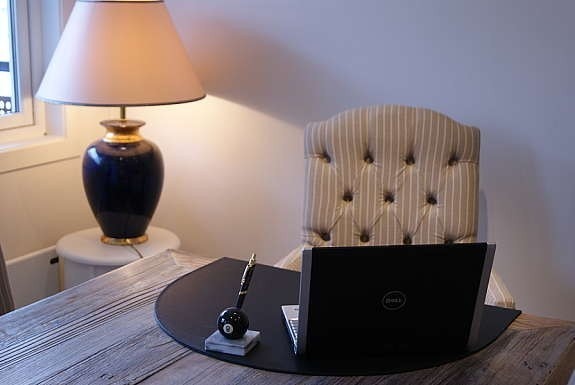 Arbeidsplass (Bordet og stolene stemmer ikke med bildet. Se beskrivelse i annonsen.) Galleribilde