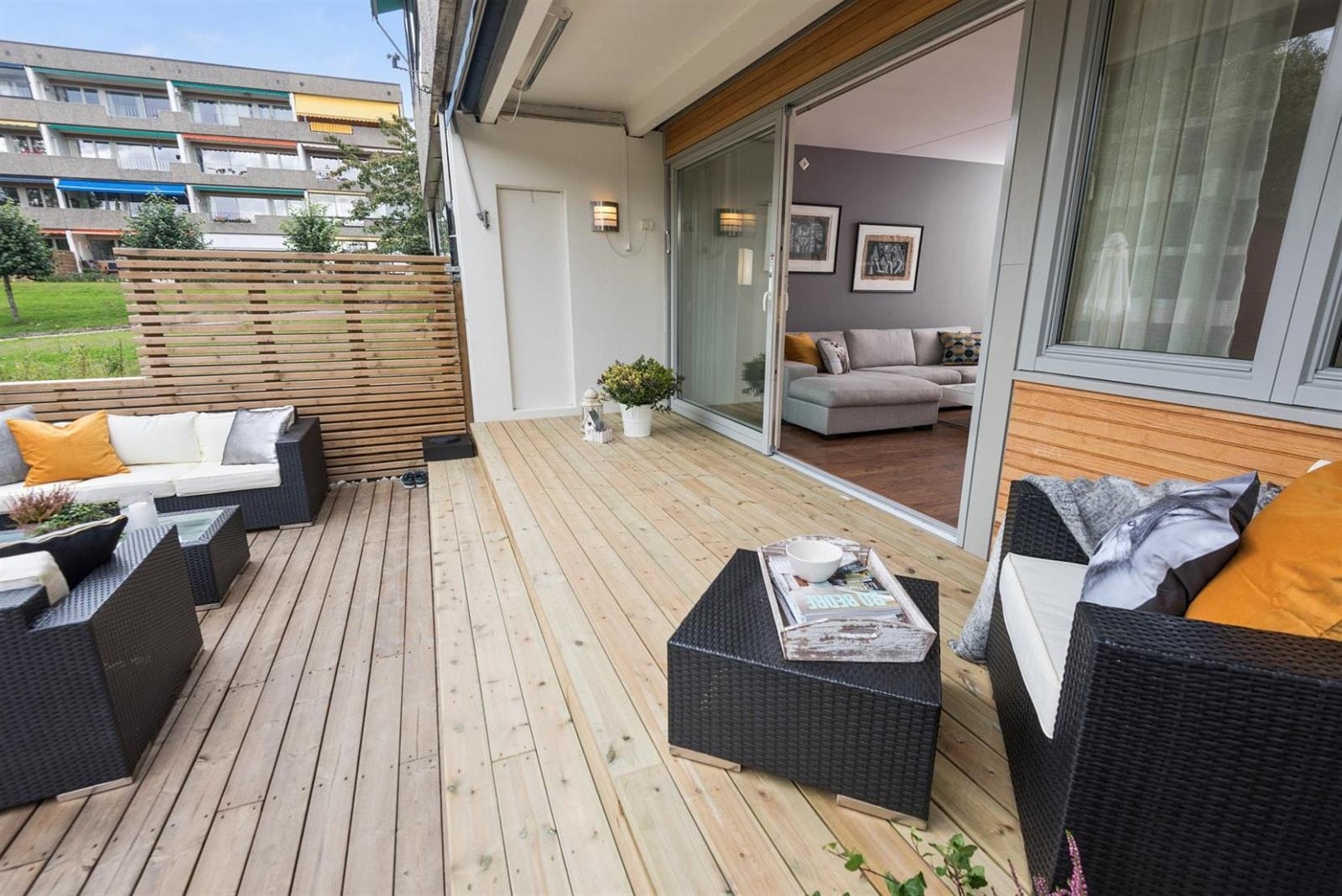 Stor og trivelig terrasse med adkomst fra stue. Galleribilde