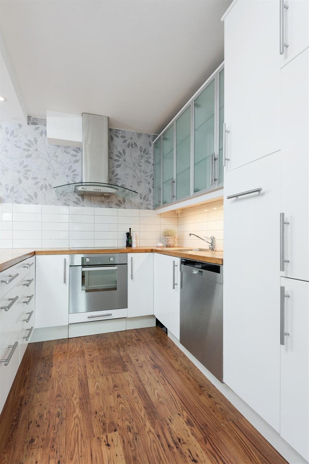 Kjøkkenet har integrerte hvitevarer og gir en fin helhet. Galleribilde