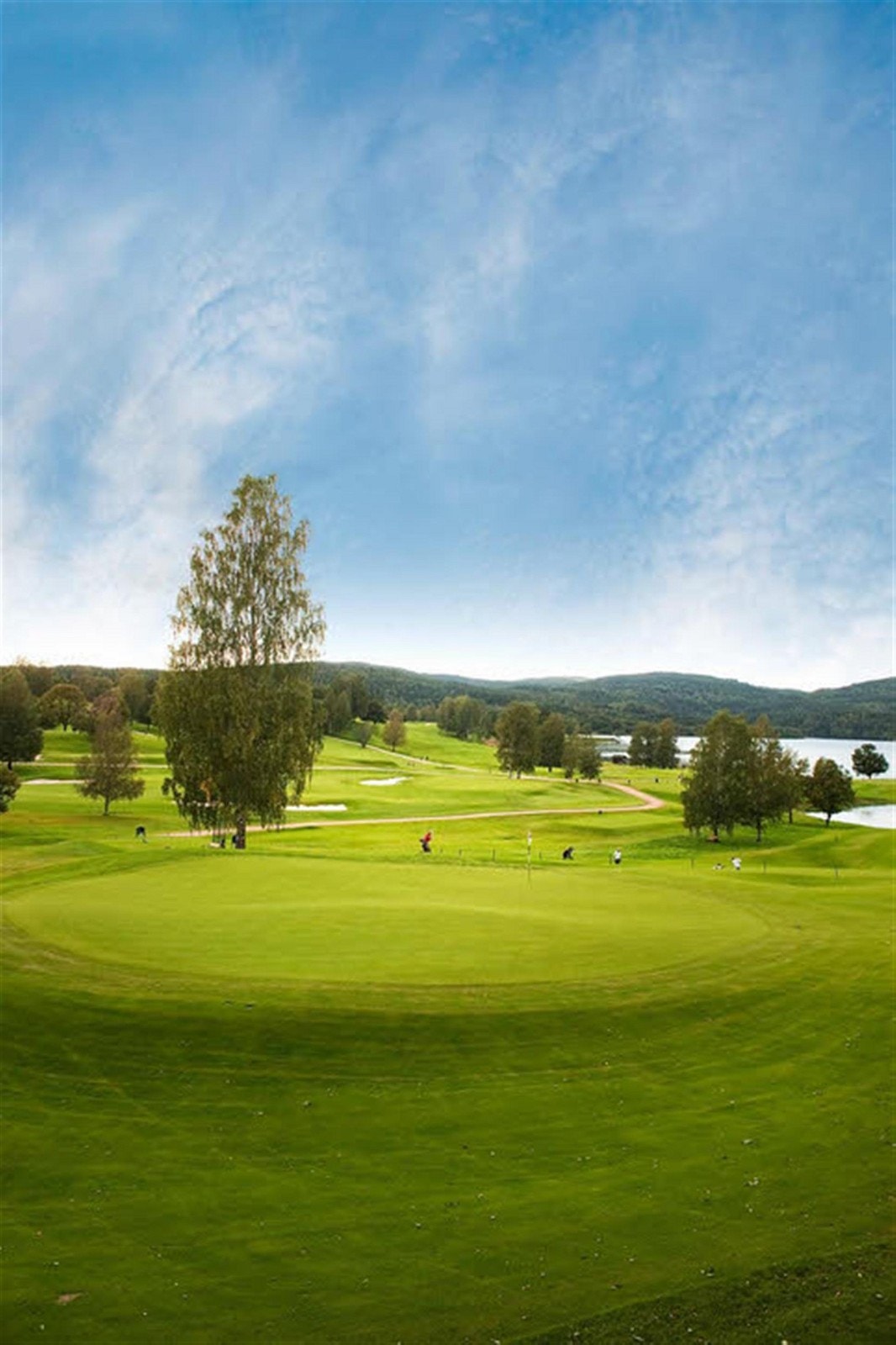 Oslo Golfklubbs bane på Bogstad regnes som en av Norges beste golfbaner. Den flotte 18-hullsbanen ligger i vakre omgivelser ved Bogstadvannet. Flere store nasjonale og internasjonale turneringer har blitt avholdt her. Galleribilde