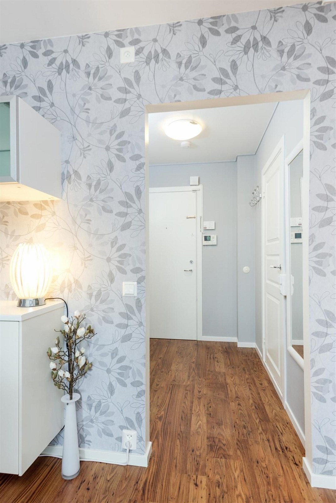 Entreen er lys og innbydende og gir et godt førsteinntrykk av leiligheten. Galleribilde