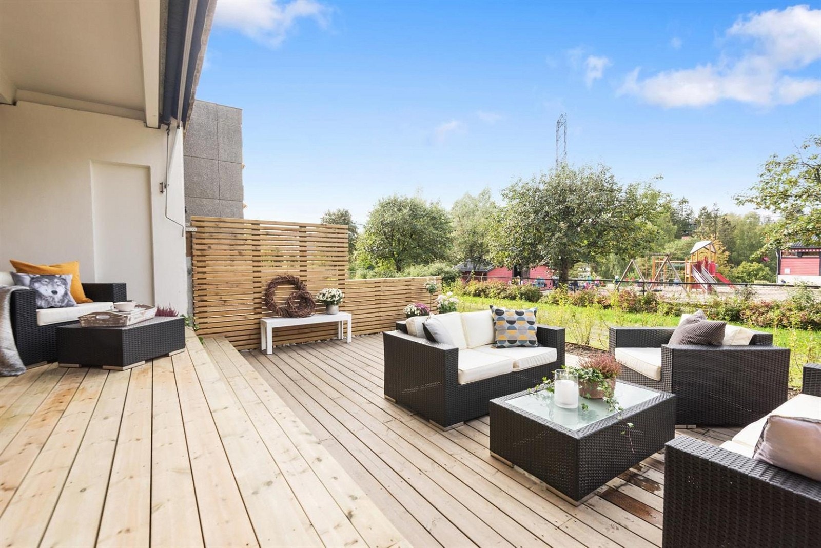 Den solrike terrassen blir en herlig forlengelse av stuen på varme sommerdager. Galleribilde