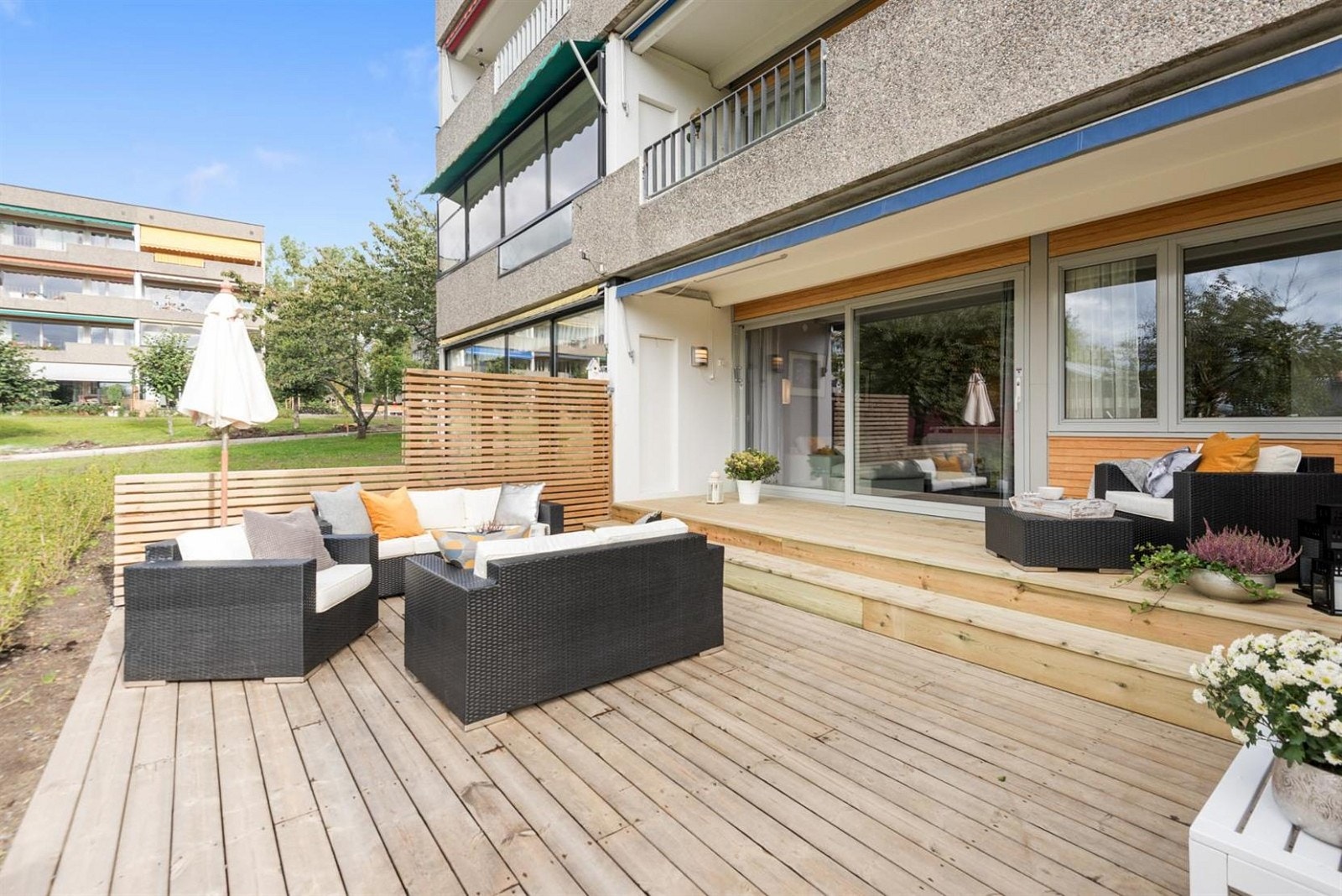 Terrassen er på hele 35 kvm. og har rom for flere sittegrupper. Galleribilde