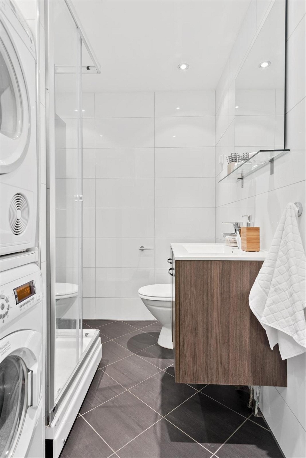 Badet er pent og flislagt med gulvvarme. Galleribilde