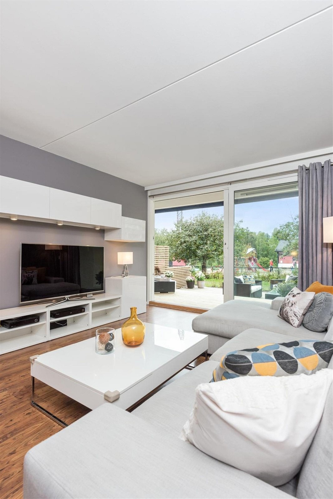 Her er det god plass til en sofagruppe med tilhørende møblement. Galleribilde