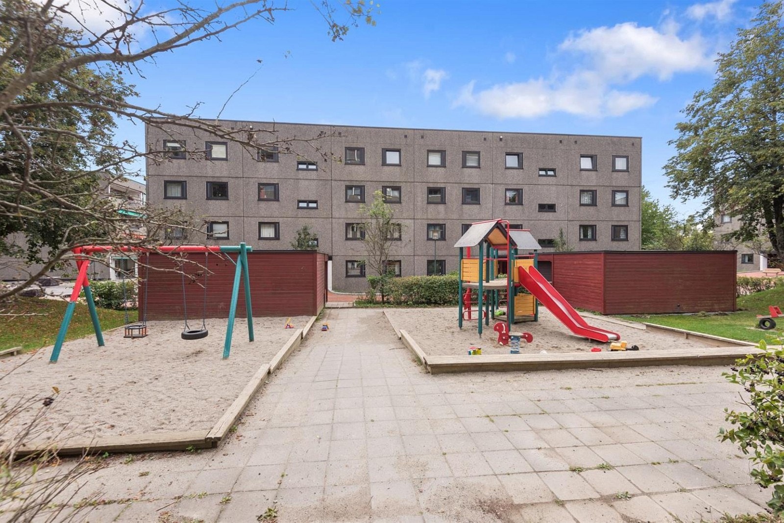 Fine opparbeidede fellesarealer med sittegrupper og lekeplasser. Galleribilde