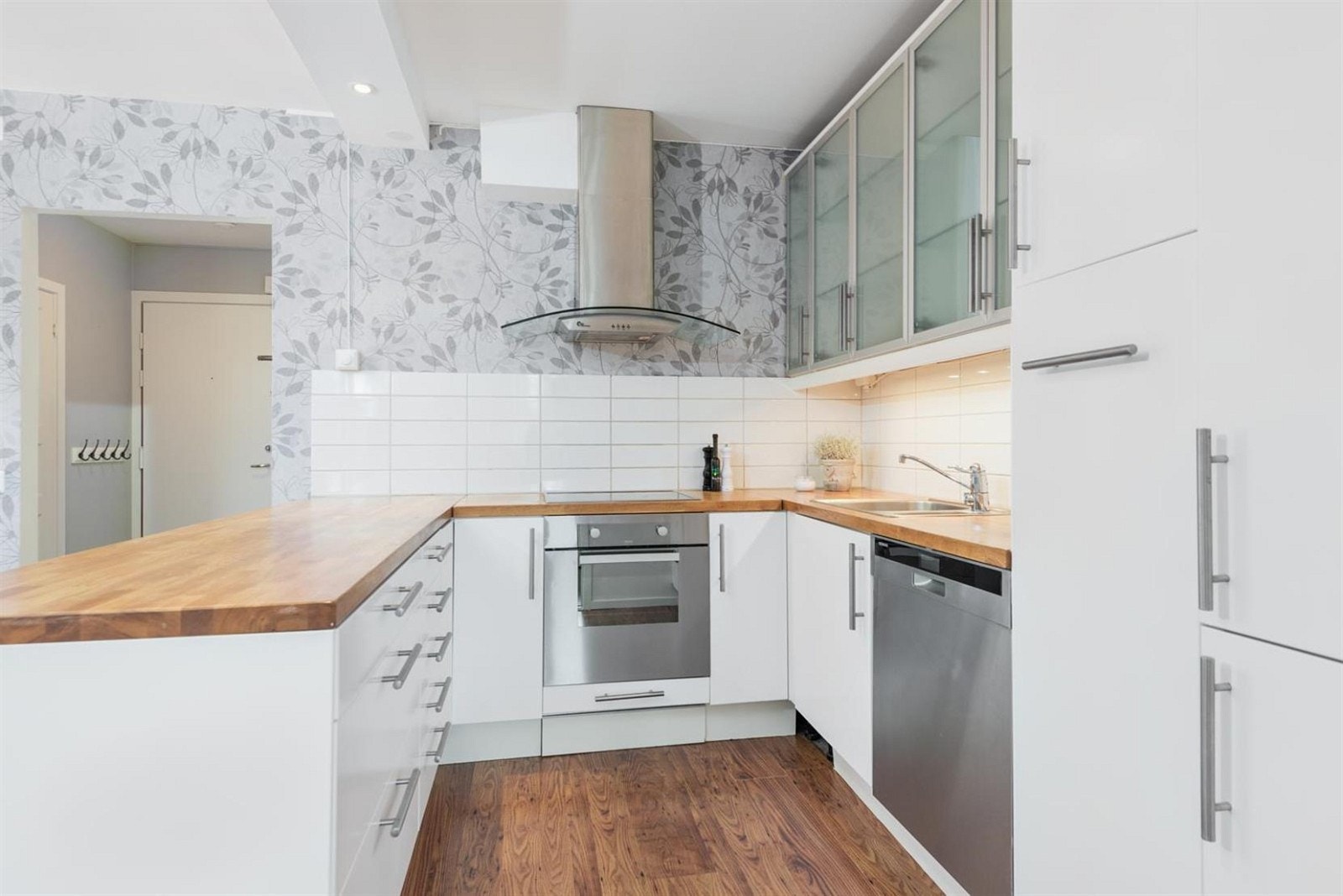 Den åpne kjøkkenløsningen er fint tilbaketrukket fra stuen. Galleribilde