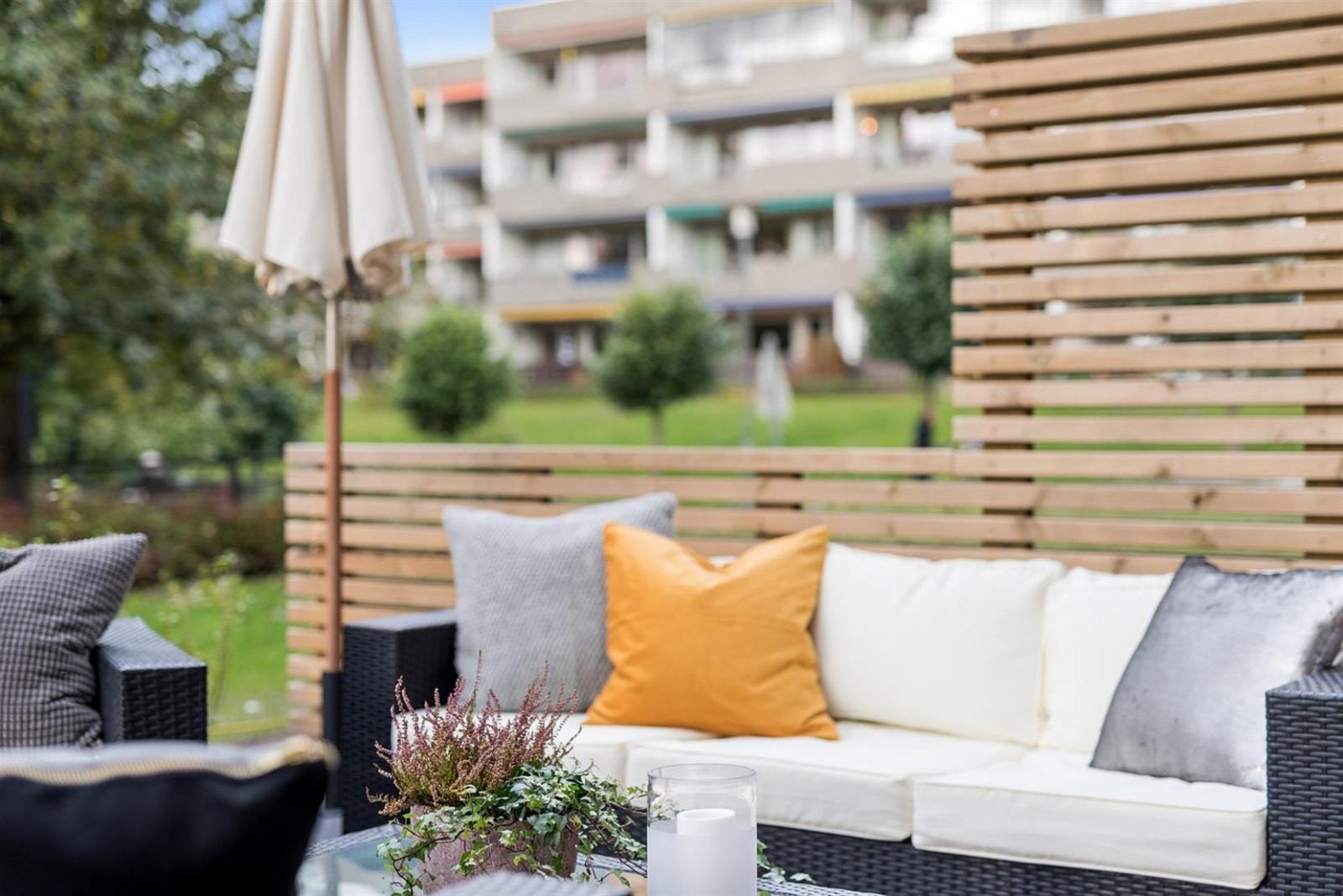 Uteområdet er pent avgrenset fra naboene med skillevegger av tre. Galleribilde