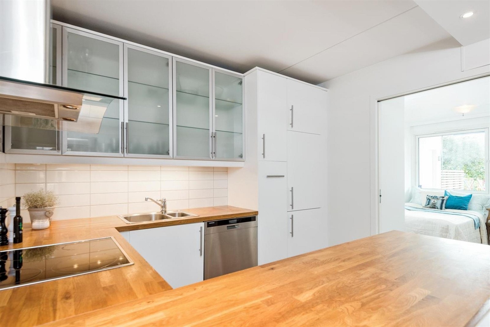 Kjøkkenet er meget arealeffektivt og har god benkeplass. Galleribilde