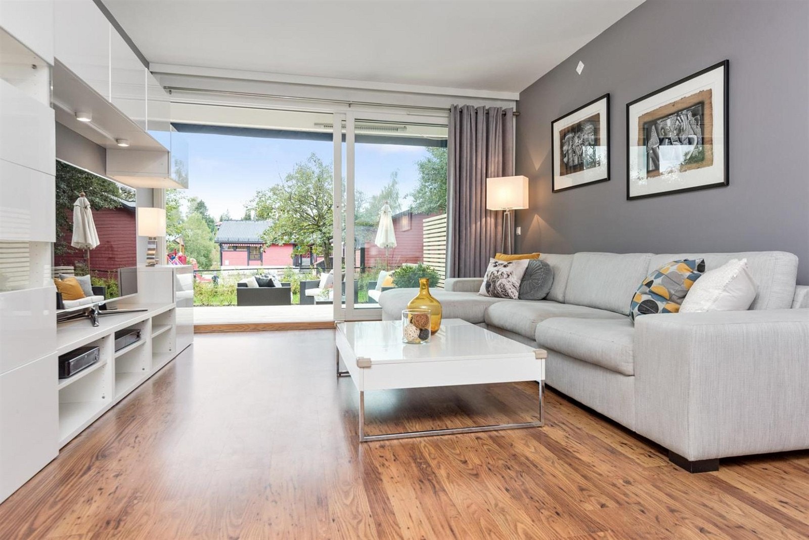 Romslig stue med utgang til terrasse. Galleribilde