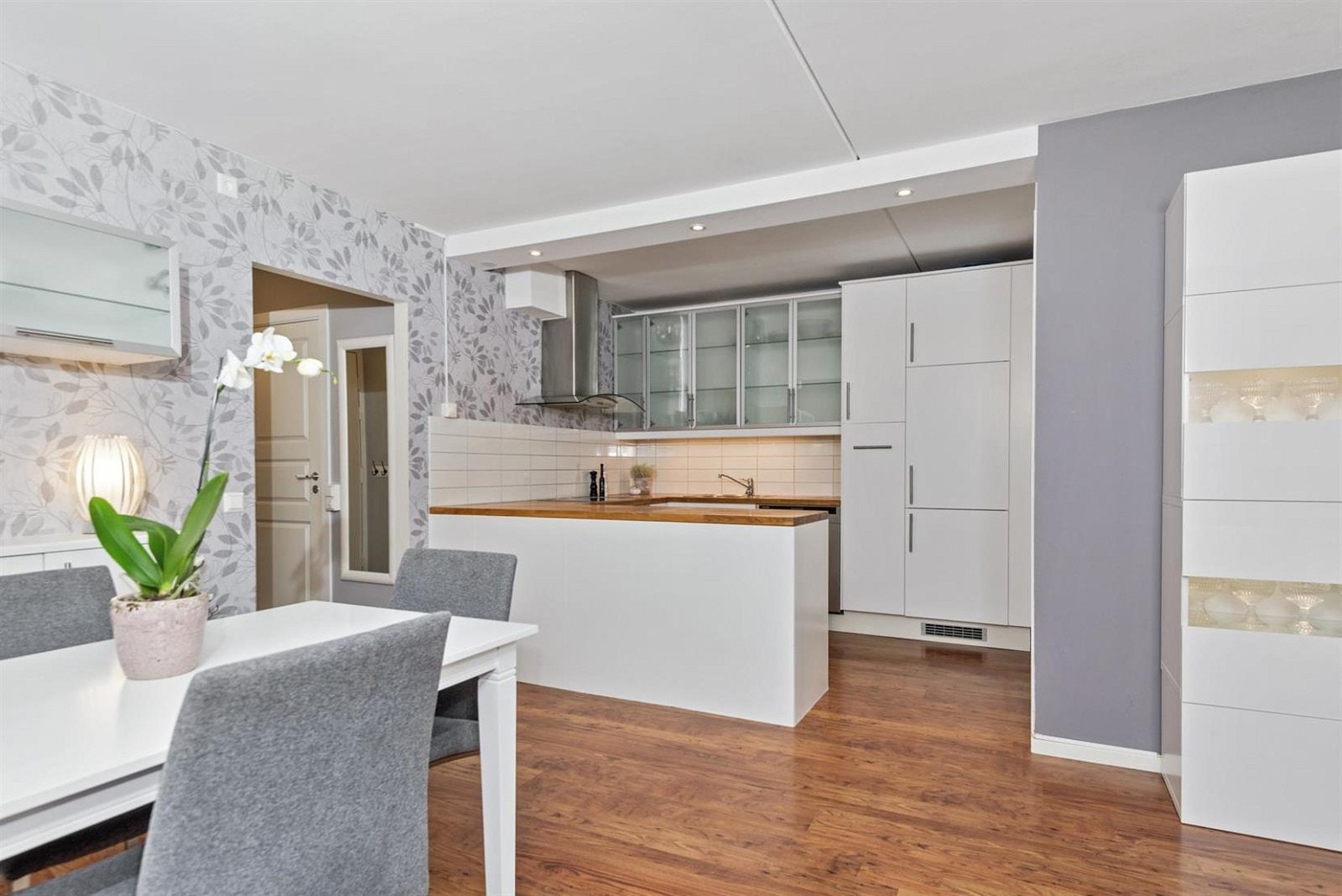 Spiseplassen blir pent adskilt fra det åpne kjøkkenet. Galleribilde